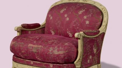 Деталь кресла (Бержер), 1770–72 или начало 1780-х годов, французское, работы Жоржа Жакоба. Орех грецкий крашеный и лакированный, бук; обивка из шёлка, льна, конопли и конского волоса с набивкой из лебяжьего и гусиного пуха; шёлковая отделка; железные гвозди и гвозди из позолоченной латуни. 3 фута 3 дюйма в высоту, 3 фута 1 дюйм в ширину и 2 фута 6 дюймов в глубину. Музей Дж. Пола Гетти. (Музей Дж. Пола Гетти)