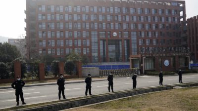 Сотрудники службы безопасности стоят у входа в Уханьский институт вирусологии
во время визита группы Всемирной организации здравоохранения в Ухань, Китай, 3 февраля 2021
года. Ng Han Guan/AP Photo)