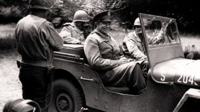 Генерал Дуайт Д. Эйзенхауэр в своём джипе в американском секторе во время освобождения Нижней Нормандии летом 1944 года. Корпус связи армии США. (Фото: commons.wikimedia.org/public domain)