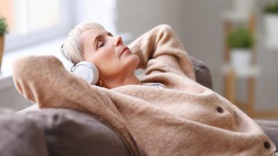 Примерно от 40 до 70% взрослых старше 60 лет жалуются на проблемы со сном. (Евгений Атаманенко / Shutterstock)