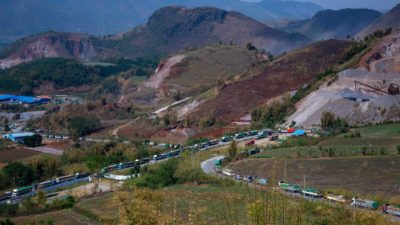 Грузовики с продовольствием ждут, чтобы въехать в Китай, возле города Мьюз, недалеко от китайской границы в штате Шан, Мьянма, 20 апреля 2020 г. (Phyo Maung / AFP via Getty Images)