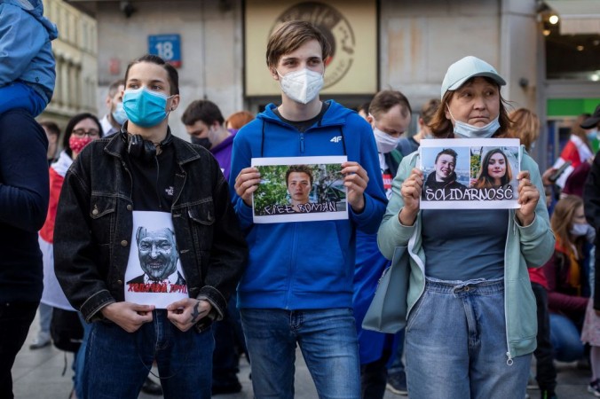 Софью Сапегу и Романа Протасевича перевели под домашний арест Протестующие держат в руках фотографии активиста белорусской оппозиции Романа Протасевича (в центре) и его русской подруги Софии Сапеги (справа) во время демонстрации белорусов, проживающих в Польше, и поляков перед офисом Европейской комиссии в Варшаве 24 мая 2021 года. WOJTEK RADWANSKI/AFP via Getty Images