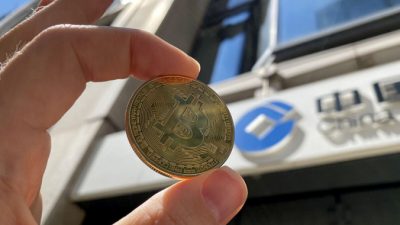 Визуальное представление криптовалюты биткоин, 30 мая 2021 года. Edward Smith/Getty Images