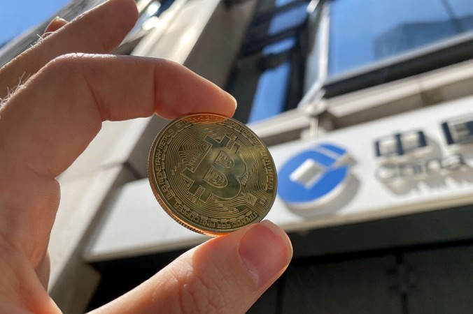 Визуальное представление криптовалюты биткоин, 30 мая 2021 года. Edward Smith/Getty Images