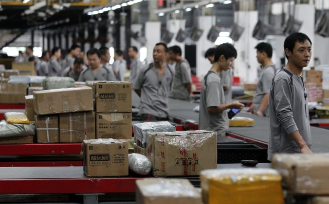 Рабочие раздают пакеты в SF Express в Шэньчжэне, Китай, 11 ноября 2013 г. (ChinaFotoPress через Getty Images)