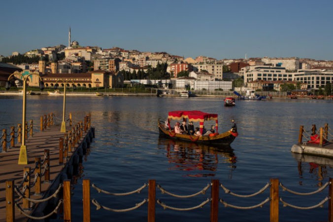Катание на лодках в бухте «Золотой Рог», Турция. Фото: Chris McGrath/Getty Images