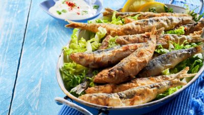 Скромная сардина привлекает внимание. (stockcreations / Shutterstock)