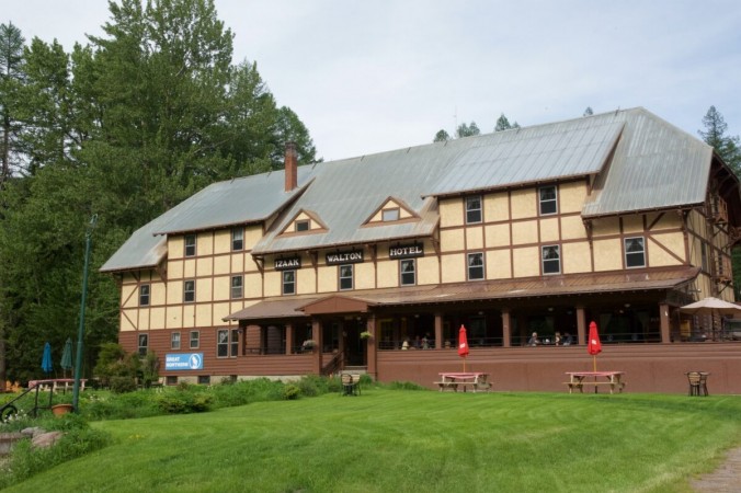 Вид на отель Izaak Walton Inn с железнодорожных путей. (Courtesy of Karen Gough)