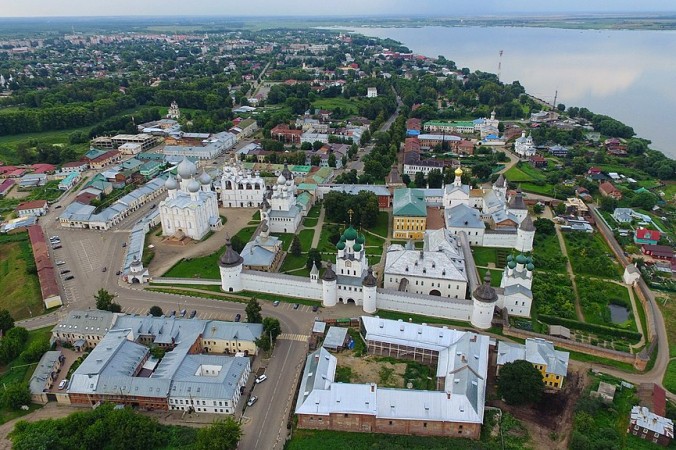 Вид на Ростовский кремль и город с высоты птичьего полёта. Шелковников Евгений Анатольевич /commons.wikimedia.org/ CC BY-SA 4.0
