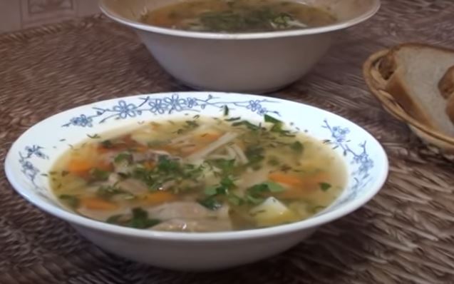 Блюда из кролика, рецепты пошаговые Готовим суп из кроличьих потрошков. Скриншот/youtube.com