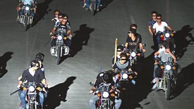 Байкеры с ножами в движении на недатированной фотографии. (Снимок экрана / Apple Daily)