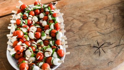 Канапе с моцареллой и шерри — простое блюдо на день рождения. (Фото: picfoods/pixabay.com/Pixabay License)