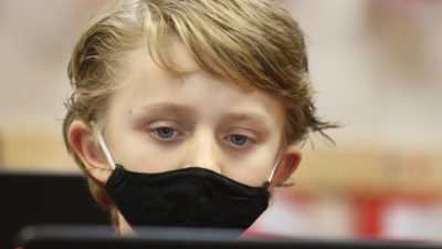 Ученик носит маску во время работы в Freedom Preparatory Academy в Provo, в Утах, 10 февраля 2021 года. (George Frey/Getty Images)
