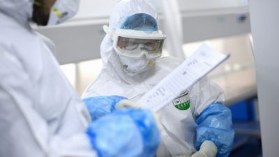 Лаборанты во время работы над образцами для тестирования на COVID-19 в лаборатории BGI в Ухане, Китай, 6 февраля 2020 г. (STR / AFP через Getty Images)