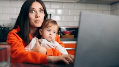 Отвлечённое воспитание означает физическое присутствие рядом с ребёнком, при котором всё внимание взрослого сосредоточено на мобильном телефоне или ноутбуке, а не на ребёнке. (Изображение: через Dreamstime.com © Николета Ионеску )