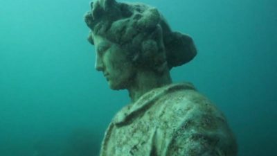 Римский город Байи был гедонистическим Лас-Вегасом того времени, но теперь его останки устраивают вечеринки под волнами. (Изображение: historydaily.org)