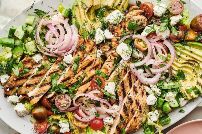 Шикарный салат с курицей гриль Яркий, насыщенный вкус и хрустящие ингредиенты гарантируют, что вам это понравится. (Джо Лингеман / TNS)