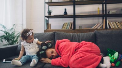 Людям, страдающим длительными симптомами COVID, может потребоваться дополнительная поддержка в виде изменения образа жизни, чтобы помочь им выздороветь. (Эстрада Антон / Shutterstock)