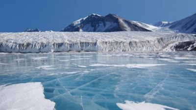 Joe Mastroianni, National Science Foundation - From Antarctic Photo Library: LAKEFRYXELL.JPG, Общественное достояние, https://commons.wikimedia.org/w/index.php?curid=23335354