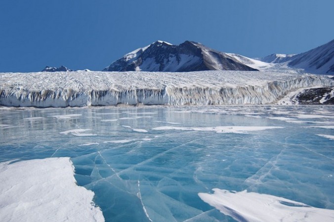 Joe Mastroianni, National Science Foundation - From Antarctic Photo Library: LAKEFRYXELL.JPG, Общественное достояние, https://commons.wikimedia.org/w/index.php?curid=23335354