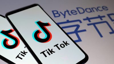 Логотипы TikTok видны на смартфонах перед изображением логотипа компании ByteDance. Dado Ruvic/Illustration/Reuters