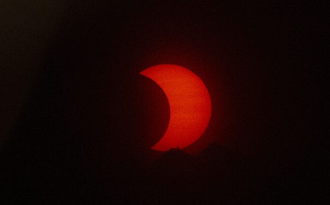 Затмение над Нью-Йорком, 10 июня 2021 года. Kena Betancur/AFP via Getty Images