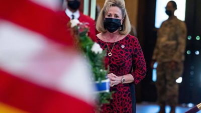 Конгрессмен США Энн Вагнер заявила 19 июня, что КПК нарушила международный договор, подписанный в 2005 году, поэтому она должна заплатить за это и компенсировать американцам их потери в пандемии. На снимке Вагнер присутствует на панихиде по погибшему в автокатастрофе полицейскому Уильяму Эвансу. Здание Конгресса, 13 апреля 2021 года. (TOM WILLIAMS/POOL/AFP via Getty Images)