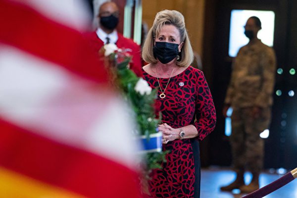Конгрессмен США Энн Вагнер заявила 19 июня, что КПК нарушила международный договор, подписанный в 2005 году, поэтому она должна заплатить за это и компенсировать американцам их потери в пандемии. На снимке Вагнер присутствует на панихиде по погибшему в автокатастрофе полицейскому Уильяму Эвансу. Здание Конгресса, 13 апреля 2021 года. (TOM WILLIAMS/POOL/AFP via Getty Images)