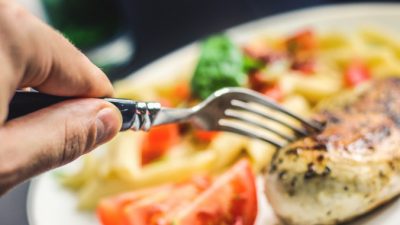 Распространённая ошибка, которую совершают — это пить воду во время и сразу после еды. (Image: via ( pixabay©  CC0 1.0 )