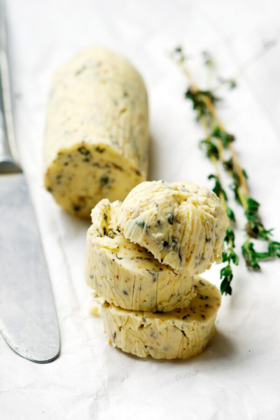 Кусочки стейка с пряным маслом