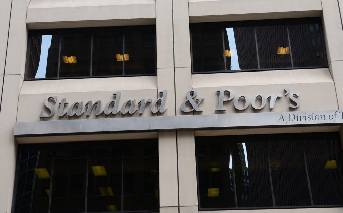 Вывеска рейтингового агентства Standard & Poor's перед штаб-квартирой компании в Нью-Йорке, 18 сентября 2012 г. (фото AFP / Emmanuel Dunand)