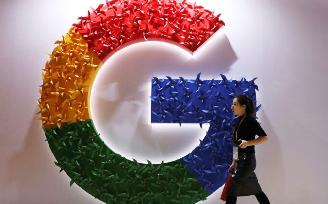 Женщина проходит мимо логотипа Google на China International Import Expo в Шанхае, Китай, 5 ноября 2018 г. Ng Han Guan / AP Photo