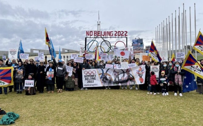 Протестующие держат транспаранты во время митинга «Нет Пекину-2022» перед зданием парламента в Канберре, Австралия, 23 июня 2021 г. The Epoch Times