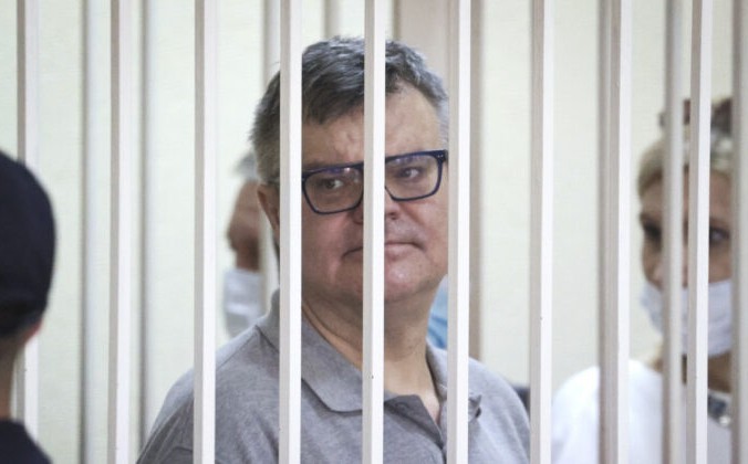 Виктор Бабарико, бывший глава российского Белгазпромбанка, стоит за решёткой в зале суда в Минске, Белоруссия, 6 июля 2021 года. Ramil Nasibulin/AP