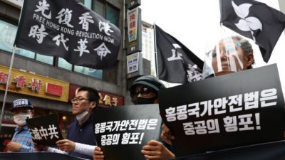 Люди участвуют в митинге в поддержку продемократических протестов Гонконга перед посольством Китая в Сеуле, Южная Корея, 7 июля 2020 г. Chung Sung-Jun / Getty Images