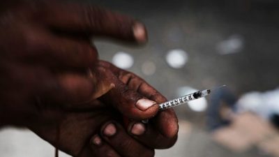 Потребитель героина показывает иглу в районе Южного Бронкса, где самый высокий уровень смертей от передозировки героина в Нью-Йорке, 6 октября 2017 г. Spencer Platt / Getty Images