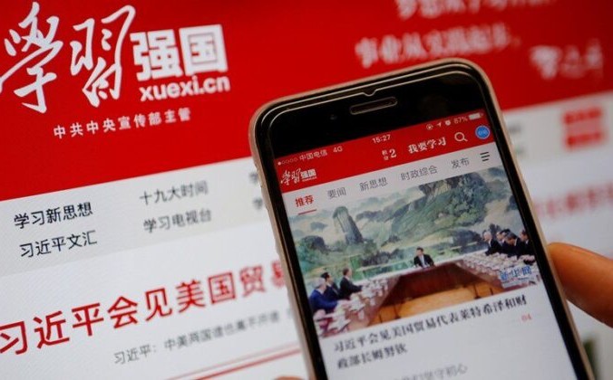 Приложение Xuexi Qiangguo, которое переводится как «Изучите, чтобы сделать Китай сильным», видно на мобильном телефоне на фотографии, сделанной 18 февраля 2019 г. Tingshu Wang/Reuters