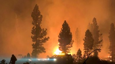 Ночью 17 июля 2021 года на юге Орегона горит огонь Bootleg Fire. Bootleg Fire Incident Command via AP