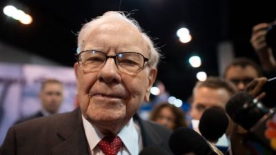 Уоррен Баффет, генеральный директор американской холдинговой компании Berkshire Hathaway, разговаривает с прессой по прибытии на ежегодное собрание акционеров 2019 года в Омахе, штат Небраска, 4 мая 2019 года. Johannes Eisele/AFP via Getty Images