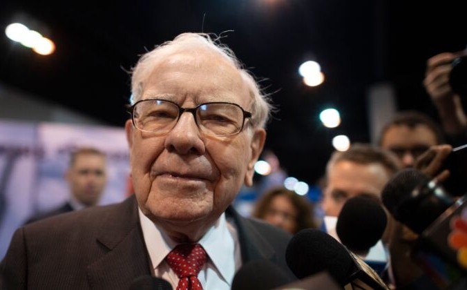 Уоррен Баффет, генеральный директор американской холдинговой компании Berkshire Hathaway, разговаривает с прессой по прибытии на ежегодное собрание акционеров 2019 года в Омахе, штат Небраска, 4 мая 2019 года. Johannes Eisele/AFP via Getty Images