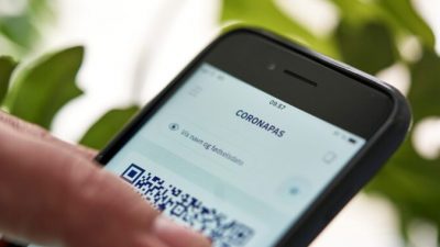 Новое приложение паспорта COVID-19 на экране телефона в Копенгагене, Дания, 28 мая 2021 г. Signe Goldmann/Ritzau Scanpix/via Reuters