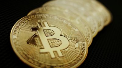 Криптовалюта биткоин, 7 июня 2021 года. (Эдгар Су / Reuters)