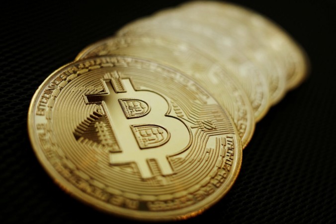 Криптовалюта биткоин, 7 июня 2021 года. (Эдгар Су / Reuters)