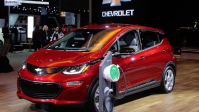 Подключаемый электромобиль Chevrolet Bolt 2019 года демонстрируется в Североамериканском международном автосалоне в Детройте, штат Мичиган, 15 января 2019 г. (Ребекка Кук /  Reuters)