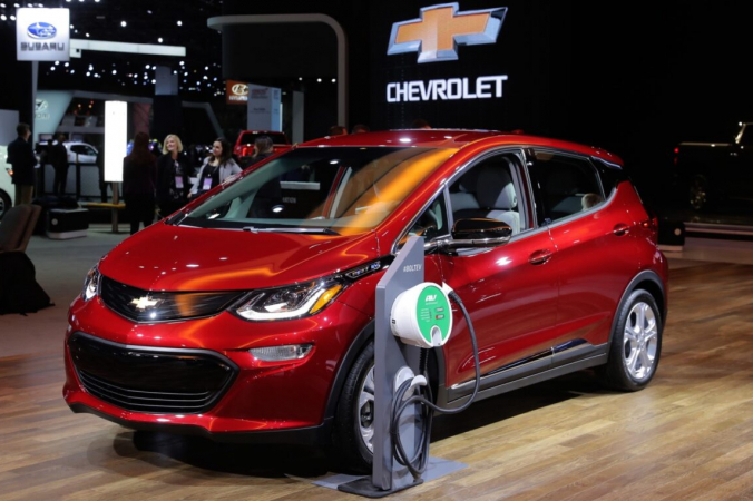 Подключаемый электромобиль Chevrolet Bolt 2019 года демонстрируется в Североамериканском международном автосалоне в Детройте, штат Мичиган, 15 января 2019 г. (Ребекка Кук /  Reuters)