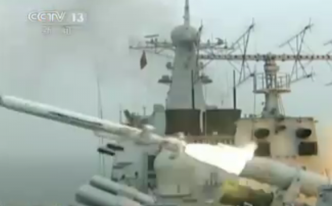 Китайские военные испытали сверхзвуковую противокорабельную ракету Новая сверхзвуковая противокорабельная крылатая ракета CX-1 Ramjet китайского режима запускается с военного корабля. Государственная система видеонаблюдения Китая продемонстрировала ракеты в недавнем видео. (Скриншот / видеонаблюдение)