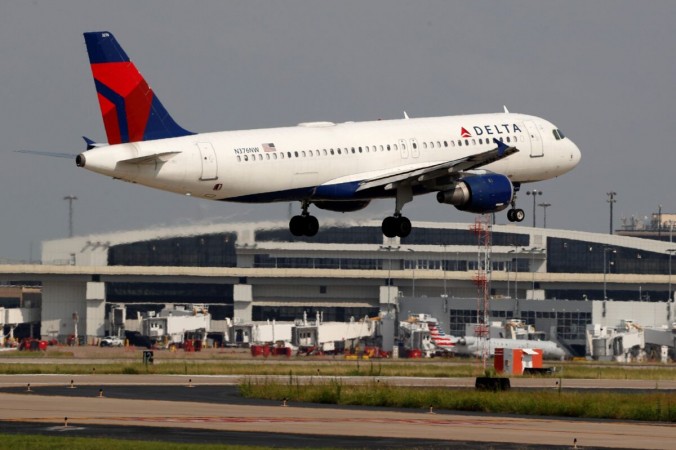 Авиакомпания Delta сообщила о прибыли во II квартале в размере $652 млн Самолет Delta Airlines приближается к международному аэропорту Даллас-Форт-Уэрт в Грейпвайне, штат Техас, 24 июня 2019 г. (Тони Гутьеррес / AP Photo)