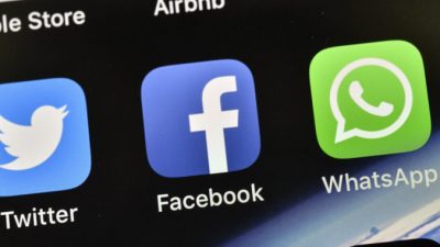 Иконки Facebook и WhatsApp на iPhone в Гельзенкирхене, Германия, 15 ноября 2018 г. (Martin Meissner / AP Photo)