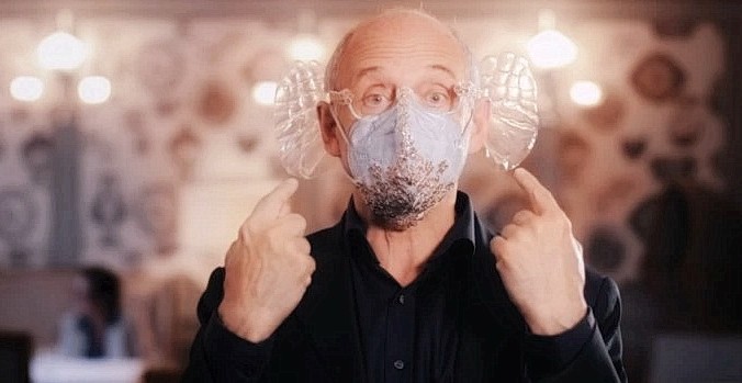 Мужчины и женщины представляют прозрачную маску для лица.
Прозрачные маски для лица позволяют людям видеть ваше выражение лица. (Изображение: снимок экрана /  ( YouTube )