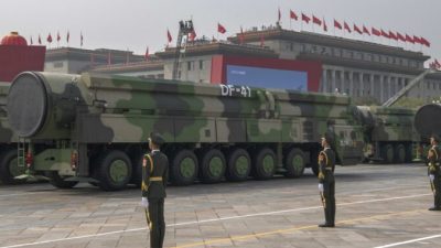 Новые межконтинентальные баллистические ракеты китайских военных DF-41, которые могут достичь США, были продемонстрированы на параде в честь 70-й годовщины основания Китайской Народной Республики в 1949 году на площади Тяньаньмэнь в Пекине, Китай. 1 октября 2019 г. Фото: Kevin Frayer/Getty Images